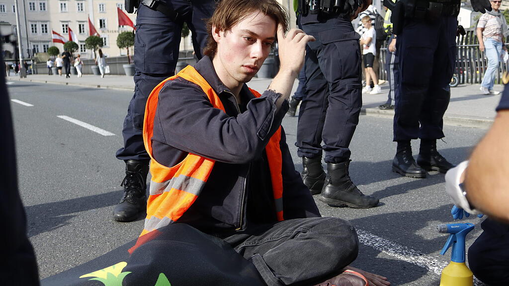 Polizei l\u00f6st Klebe-Aktion auf