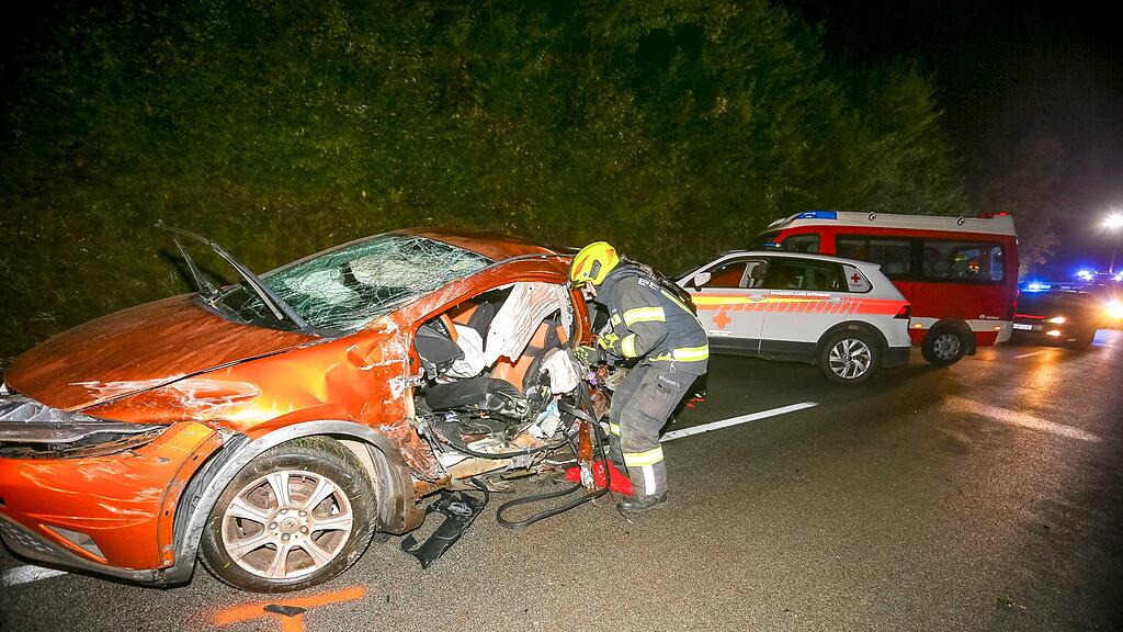 Pkw bei Crash in Helpfau-Uttendorf seitlich aufgerissen