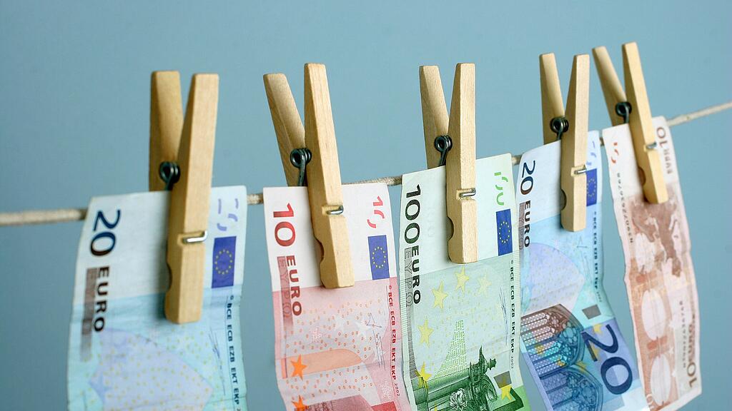 Ein Salzburger hat seinen Arbeitgeber in Anif um mehrere Tausend Euro betrogen.