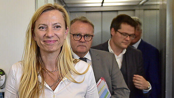 Familienministerin Bogner-Strauß sieht Ball bei den Sozialpartnern