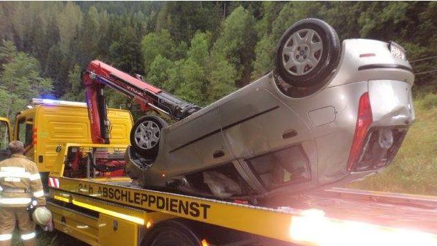Hüttau: Pkw stürzt in Fritzbach