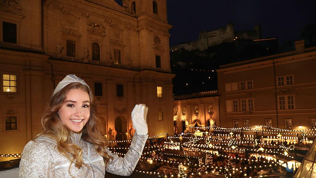 Anina-Isabel bezaubert die Besucher des Salzburger Christkindlmarktes.