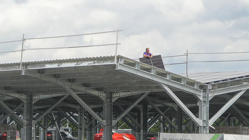 Photovoltaik-Carport-Anlage vor Red-Bull-Arena