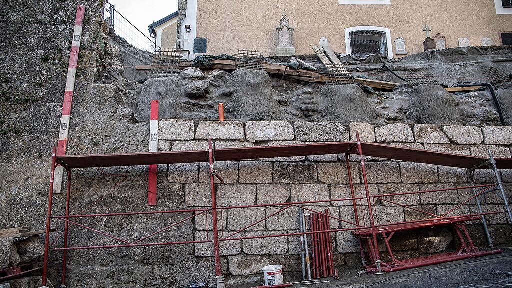 Arbeiten an Wehrmauer in Salzburg-Mülln