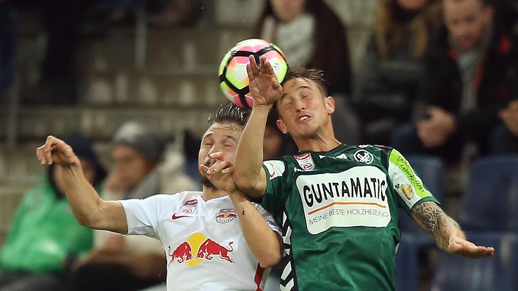 Andreas Ulmer (Salzburg, links) gegen Thomas Bergmann (Ried).