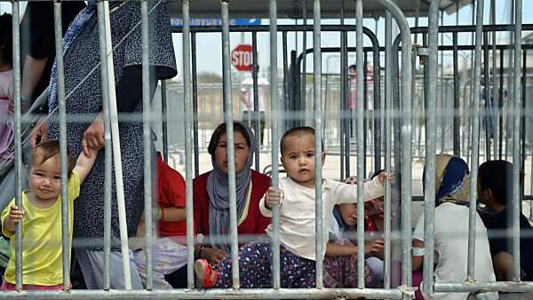 Hunderte Migranten mussten im Freien übernachten