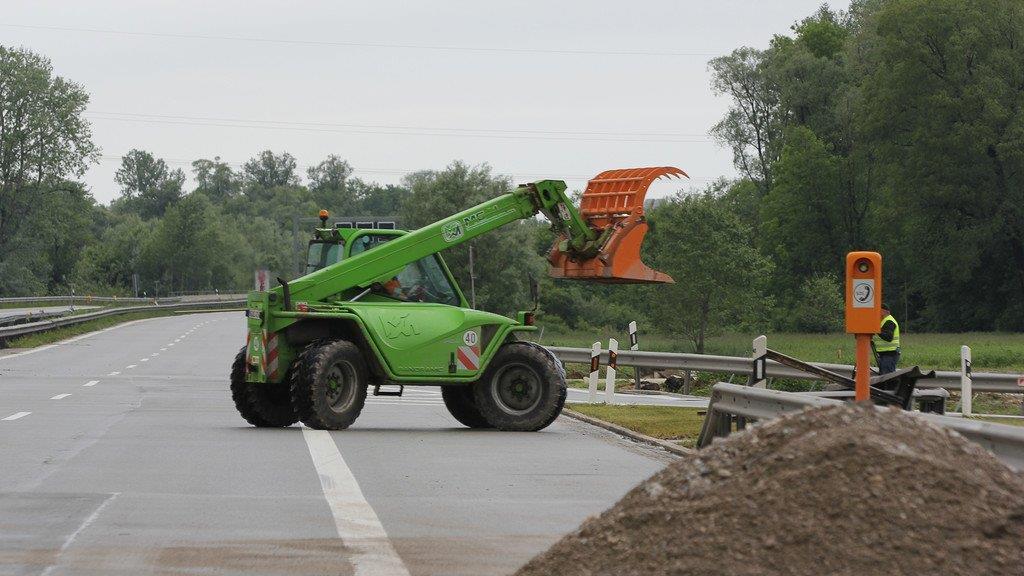 Aufräumarbeiten an der A8