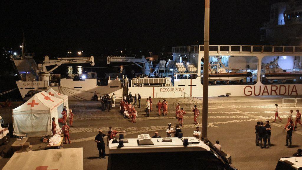 Migranten verlassen "Diciotti"
