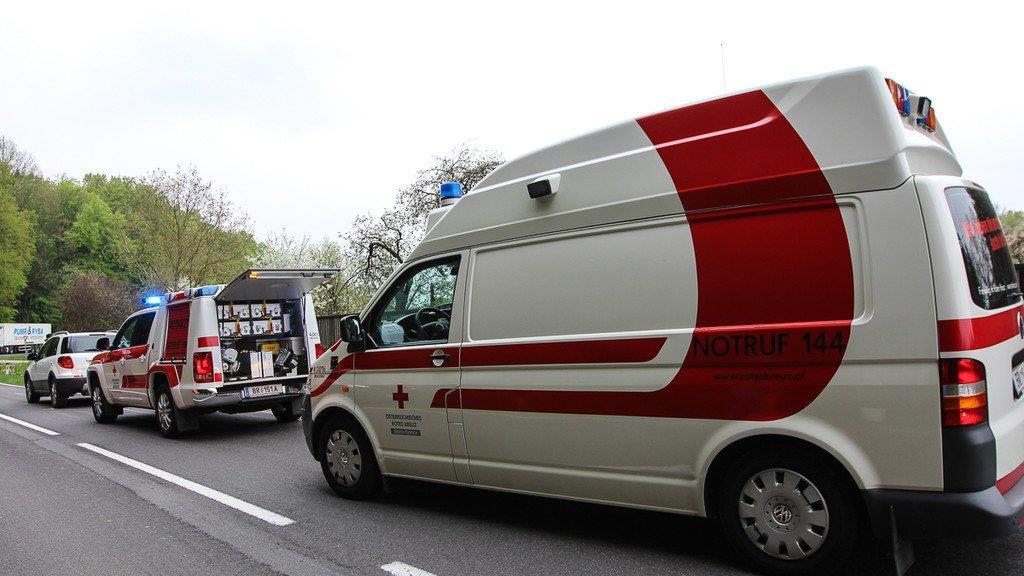 Biker schlittert unter Lkw