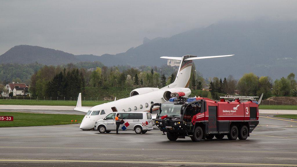 Salzburg Airport: Flugzeugfahrwerk knickt nach Rücklandung ein