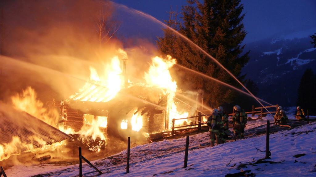 Ederalm in Saalbach-Hinterglemm in Vollbrand, III