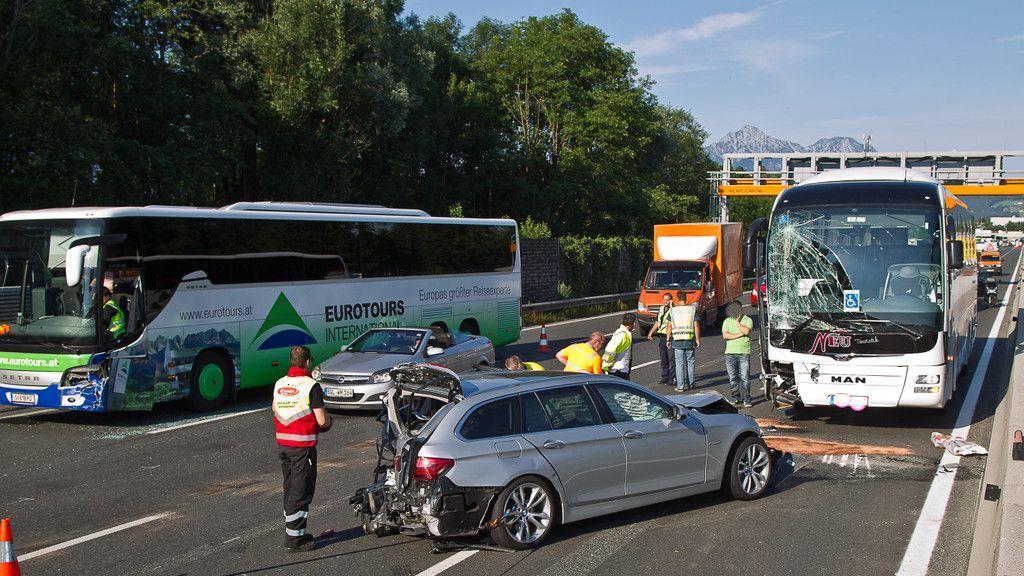 Unfall mit Pkw und zwei Bussen bei Anschlussstelle Hagenau