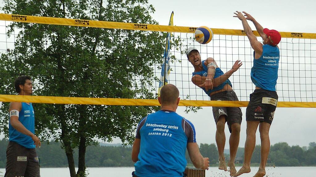 Finale Herren 2012: Felix Koraimann mit aggressivem Angriff gegen den Block von Jan Dumek (li.).