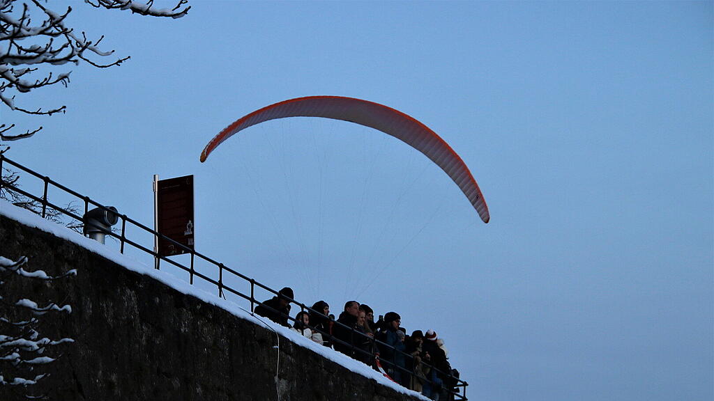 1. Adventlichterlflug der Paragleiter \u00fcber der Stadt Salzburg