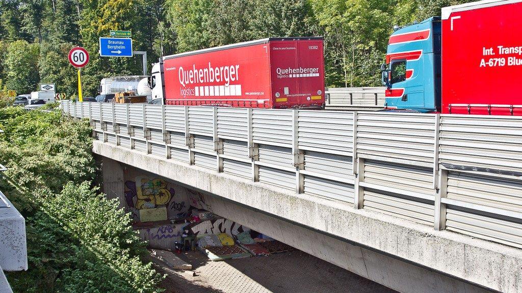 Bettlerlager unter der Autobahn