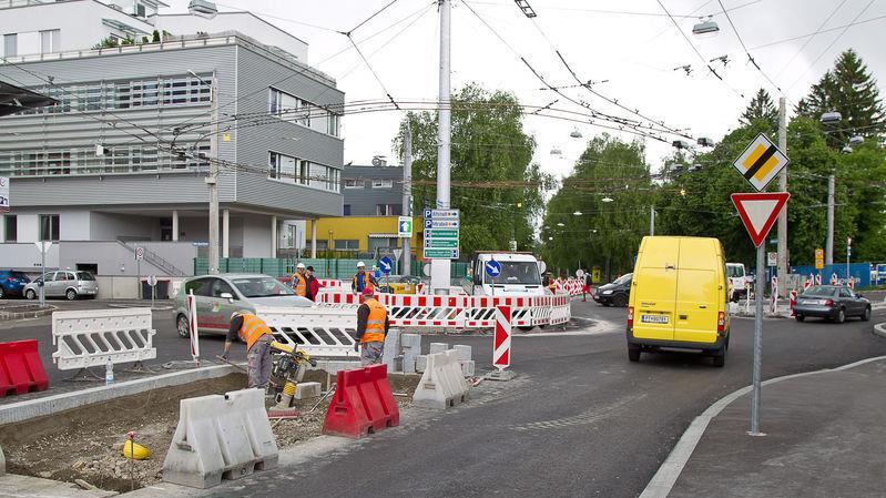 Am Sonntag sollten die Bauarbeiten am Hans-Schmid-Platz abgeschlossen werden.