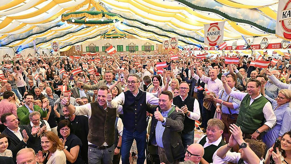 Volles Bierzelt bei der FPÖ mit Parteichef Kickl am 1. Mai in Linz.