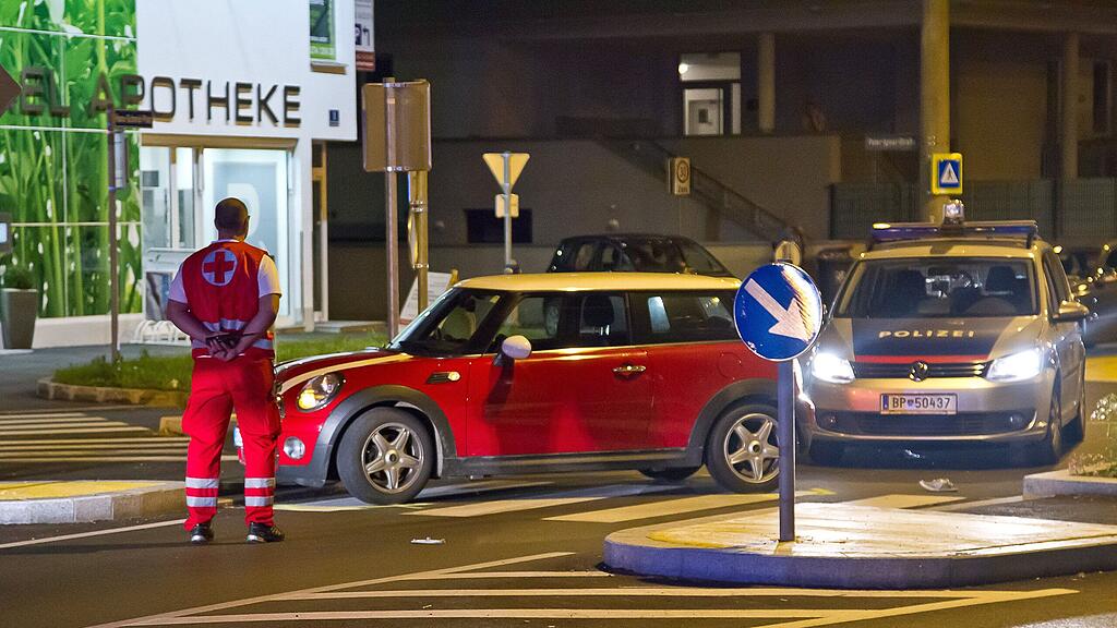 Der Lenker des Mini wurde bei dem Unfall verletzt. Die Polizei nahm dem Alkolenker an Ort und Stelle den Führerschein ab.