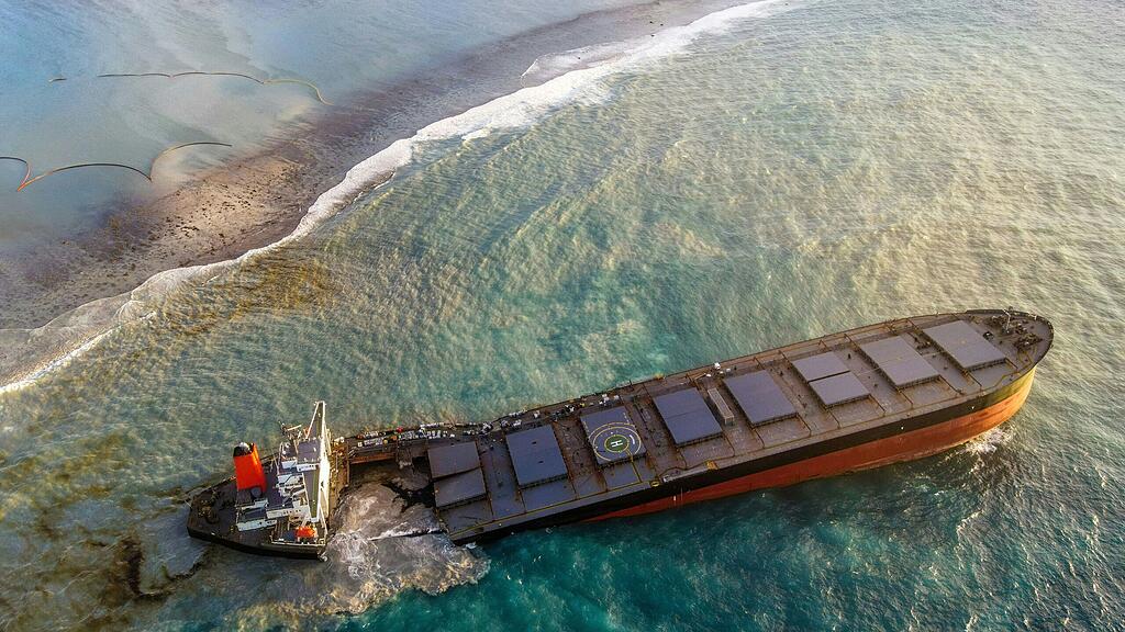 Frachter vor Mauritius zerbrochen