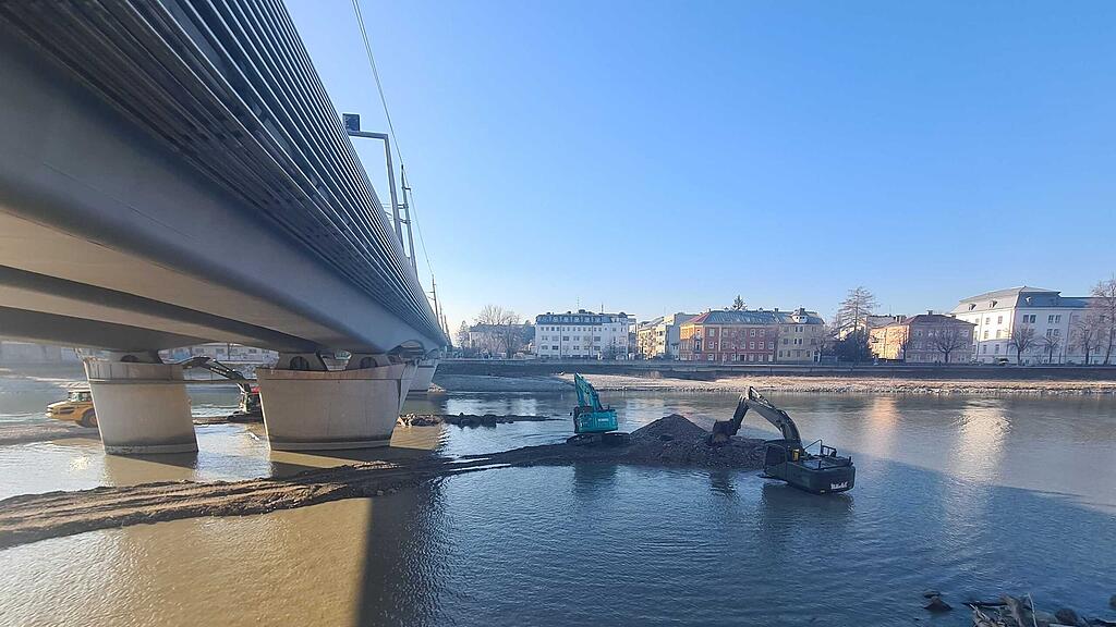 Bagger unter Eisenbahnbrücke Lehen, Salzach