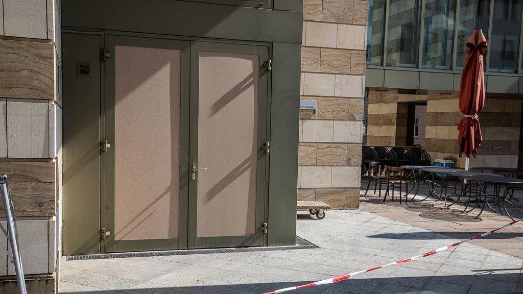 Eingang beim Finanzamt verwüstet