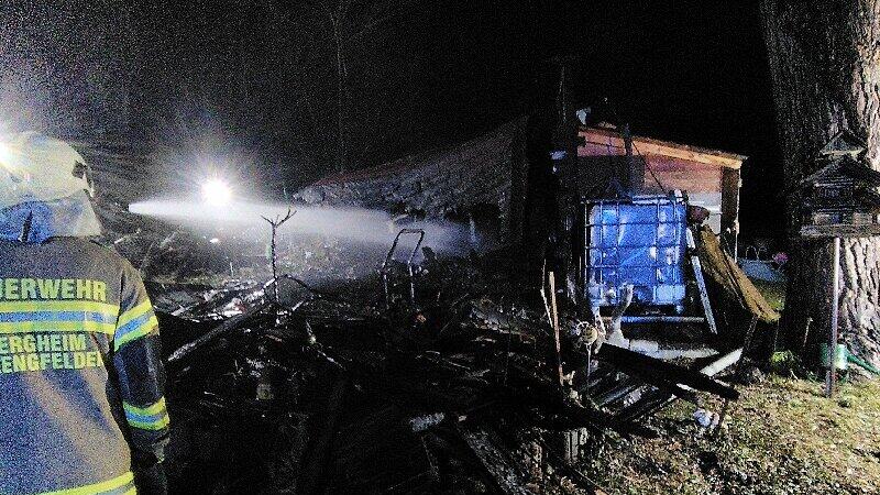 Gartenhütte in Bergheim in Vollbrand
