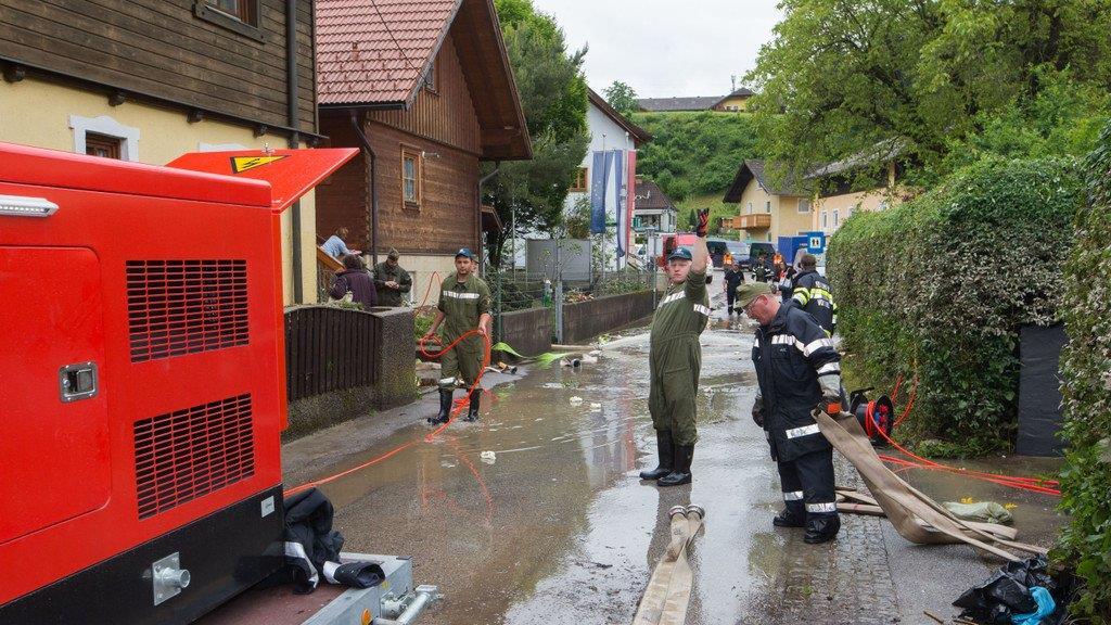 Aufräumarbeiten in Oberndorf, I