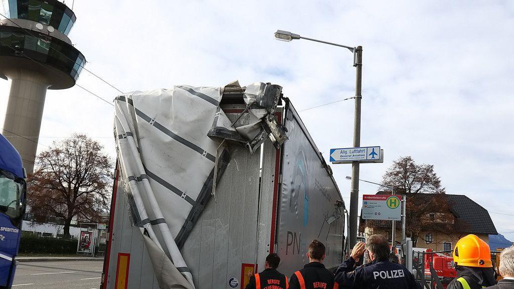Lkw  steckt in Flughafenunterführung