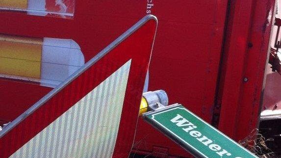 Bier-Lkw kippt um