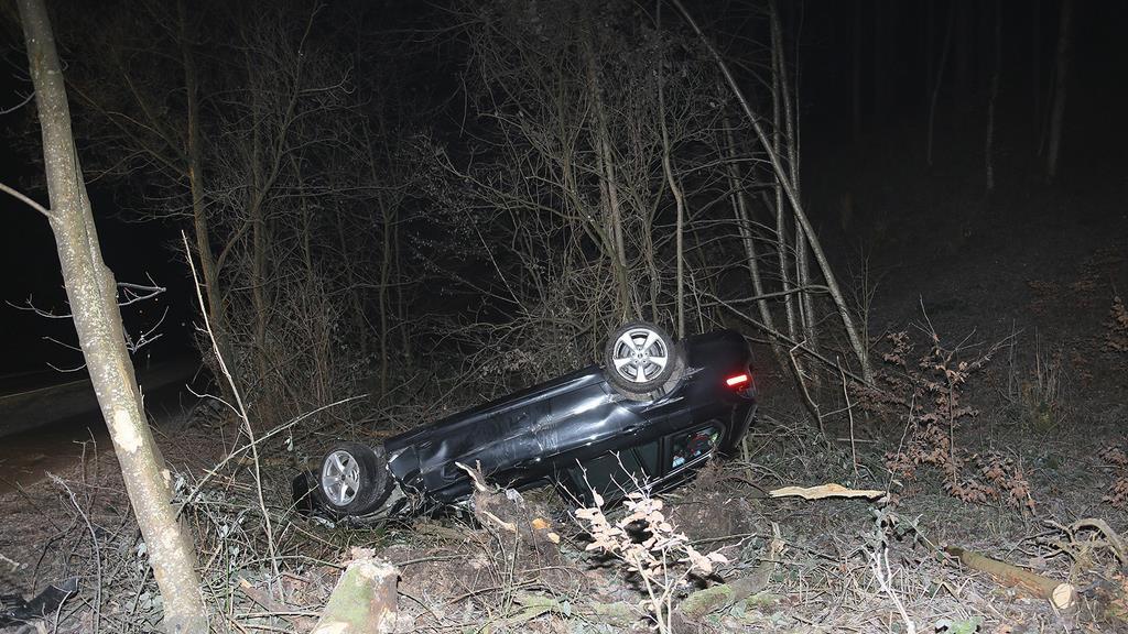 Unfall in Piding: 26-Jähriger überschlägt sich mit Pkw