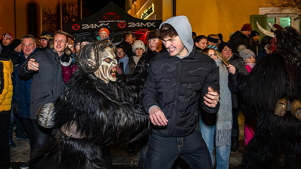Krampuslauf im Ortszentrum, Großgmain