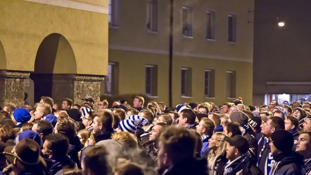 Schalke-Fanmarsch in Salzburg: Anhänger geraten in Rage