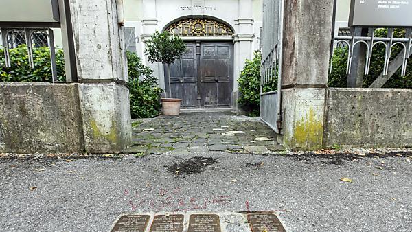 In Hohenems wurden "Stolpersteine" mit Hakenkreuzen beschmiert