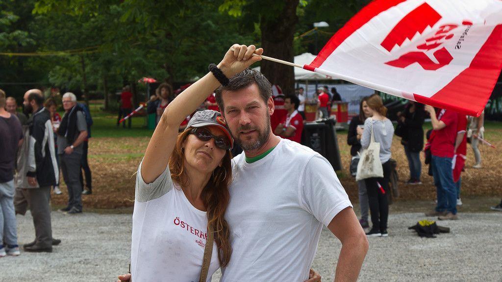 Volle Fan-Zone im Volksgarten
