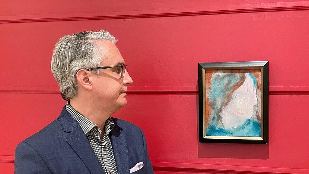Kunstexperte Rob Cowley vor dem Werk von David Bowie