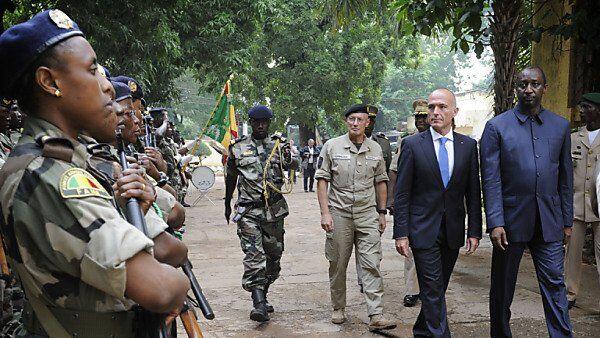 Verteidigungsminister Klug bei seinem Besuch in Mali