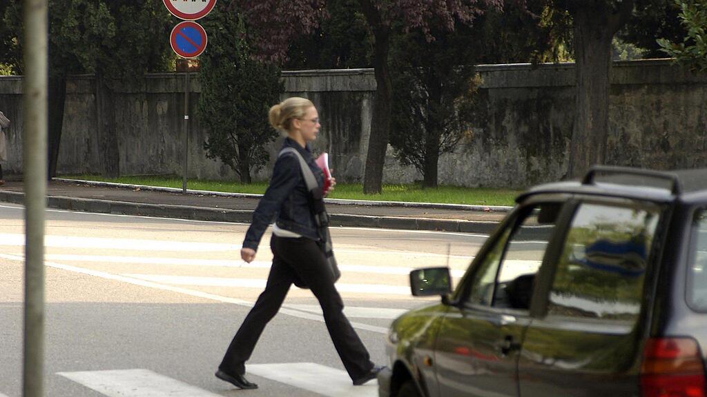 Die Frau wurde von einem Pkw angefahren und verletzt.