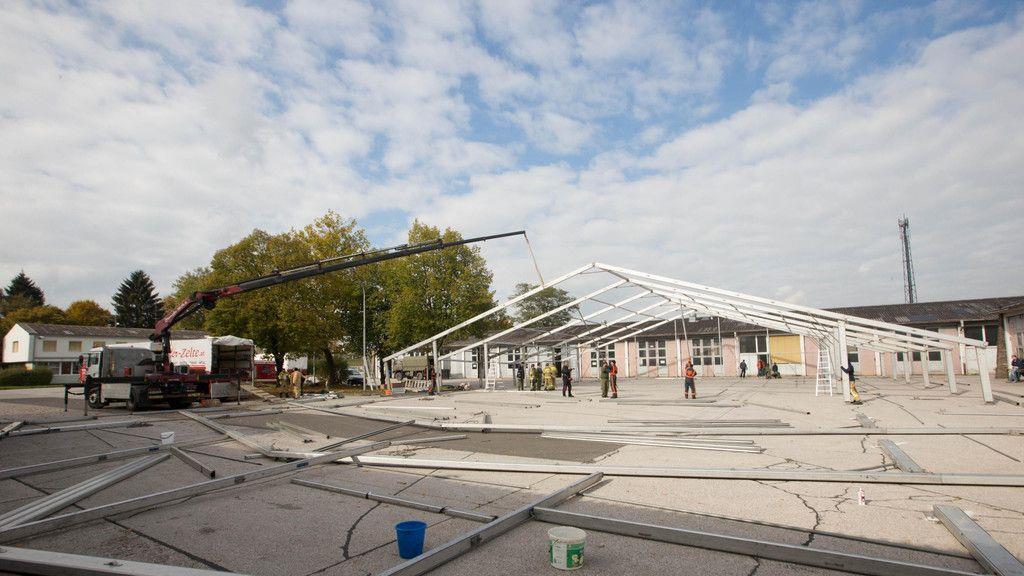 Zelte für Flüchtlinge in alter Autobahnmeisterei