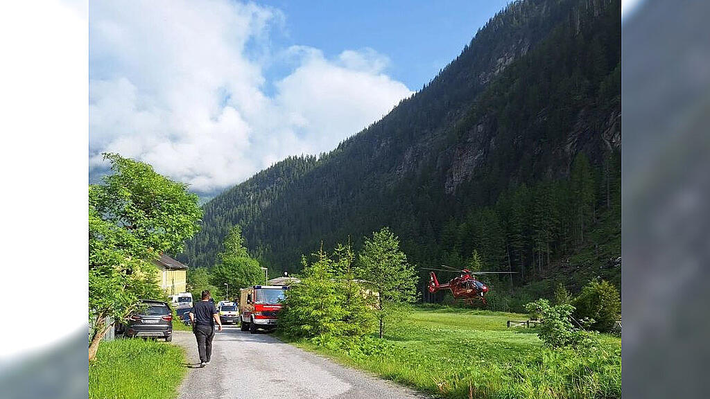Auto landet in Bad Gastein auf dem Dach in Bach