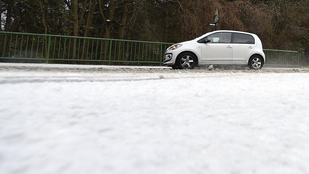 Sommerreifen auf der Schneefahrbahn können bei einem Unfall Probleme mit der Versicherung bescheren.