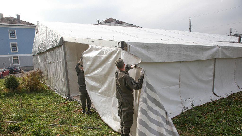 Neue Flüchtlingszelte in Salzburg aufgebaut