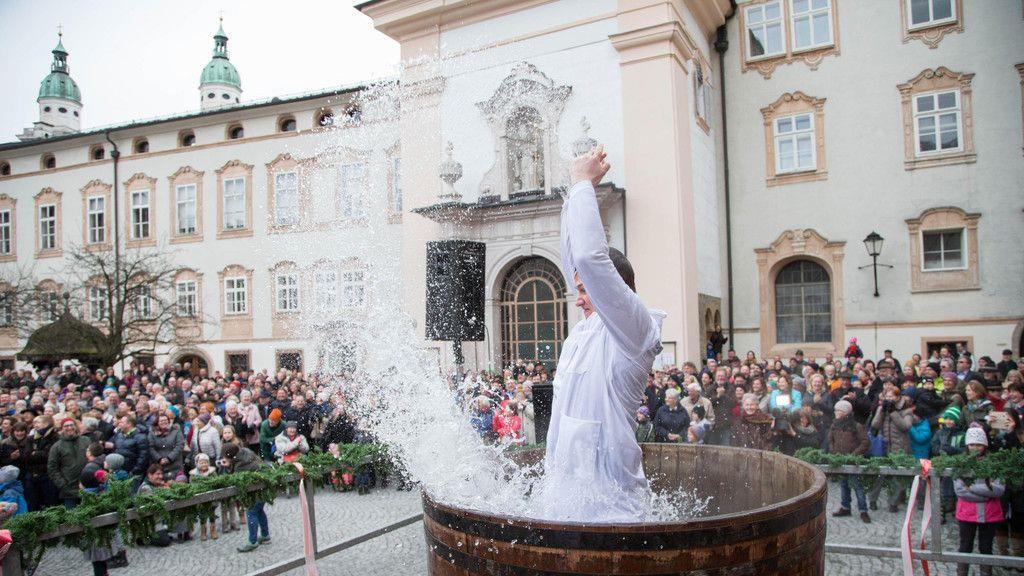 Traditioneller Metzgersprung in Salzburg