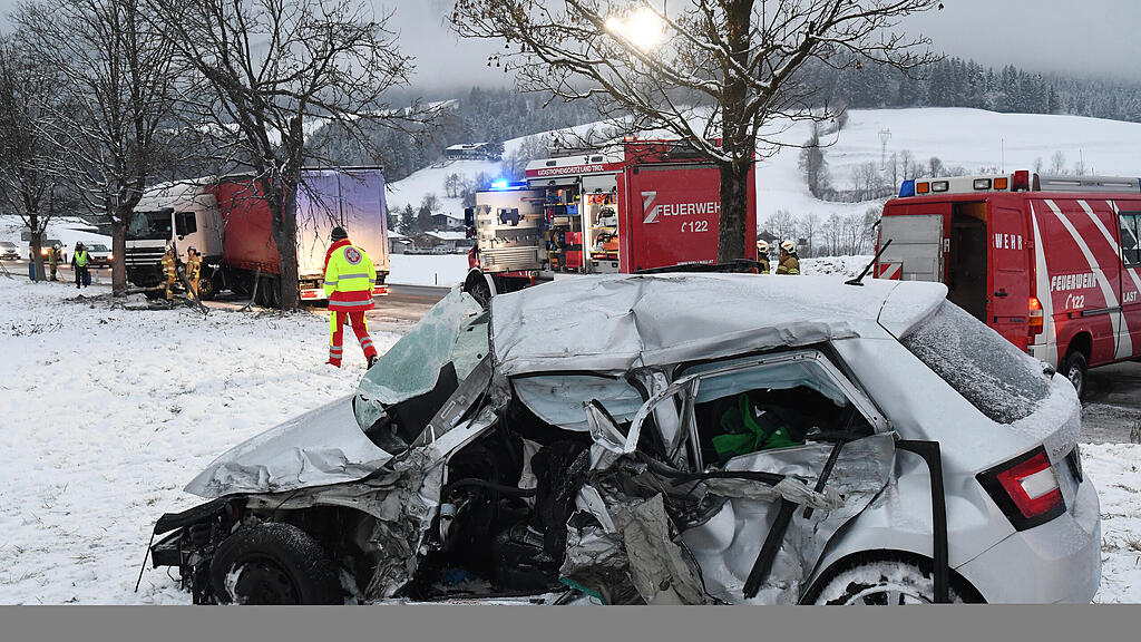 TIROLER PKW-LENKER BEI FRONTALKOLLISION MIT LKW GETÖTET