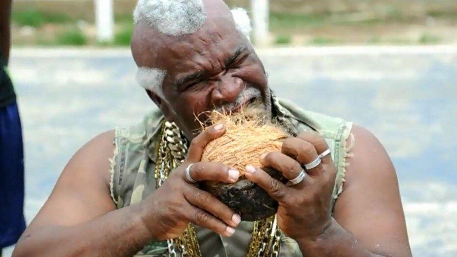64-Jähriger aus Panama zerbeißt Kokosnüsse mit den Zähnen.