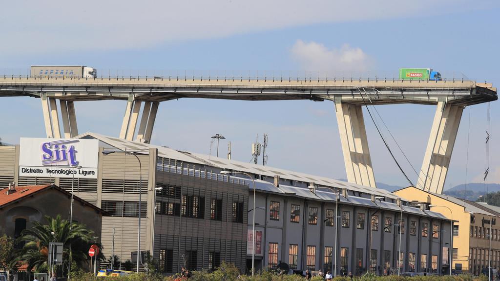 Autobahnbr\u00fccke st\u00fcrzt in Genua ein II