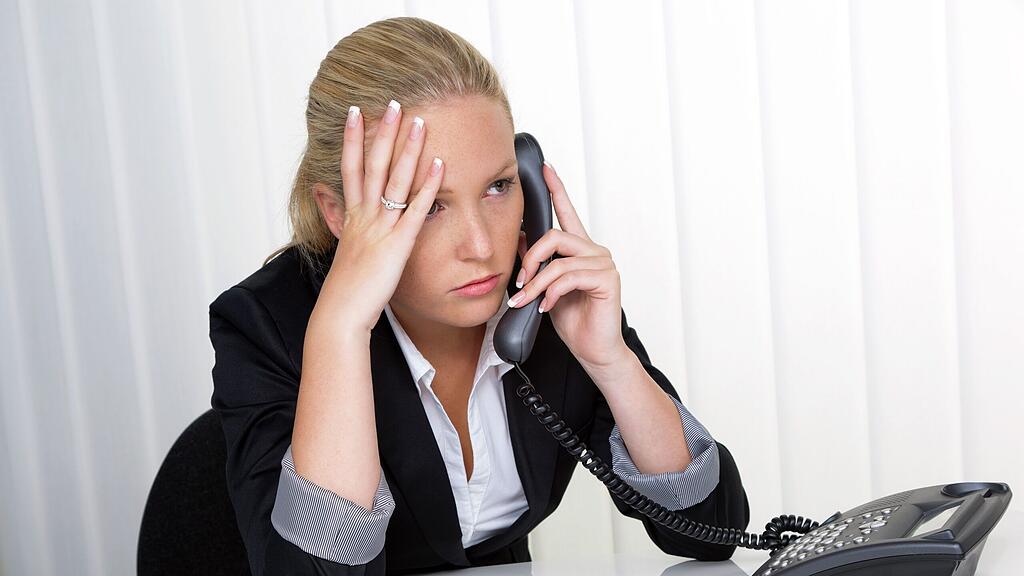 Nervige Telefonanrufe gehören zu den größten Stressverursachern im Büro. (Symbolbild)