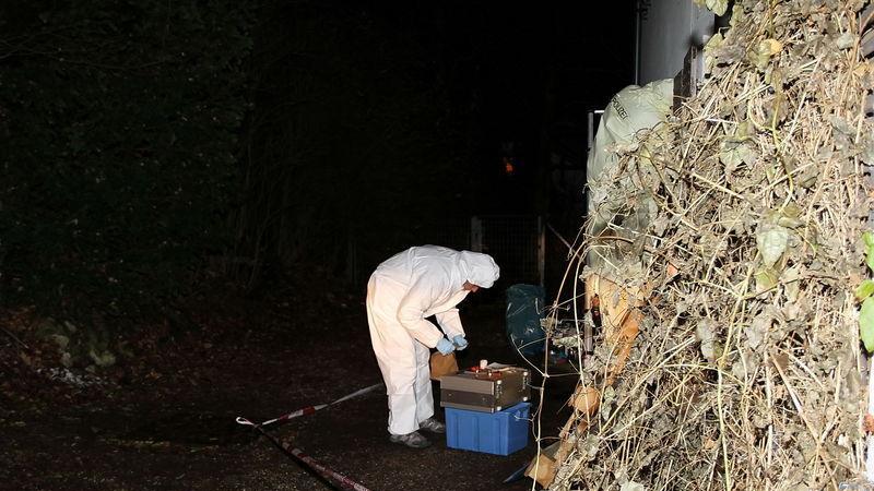 Zwei Tatverdächtige konnten von der Polizei festgenommen werden. Die Fahndung nach dem dritten Täter läuft noch.