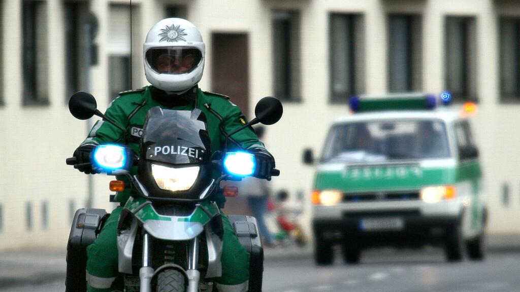 Die Polizisten konnten den Brand vor Eintreffen der Feuerwehr unter Kontrolle bringen (Symbolbild).