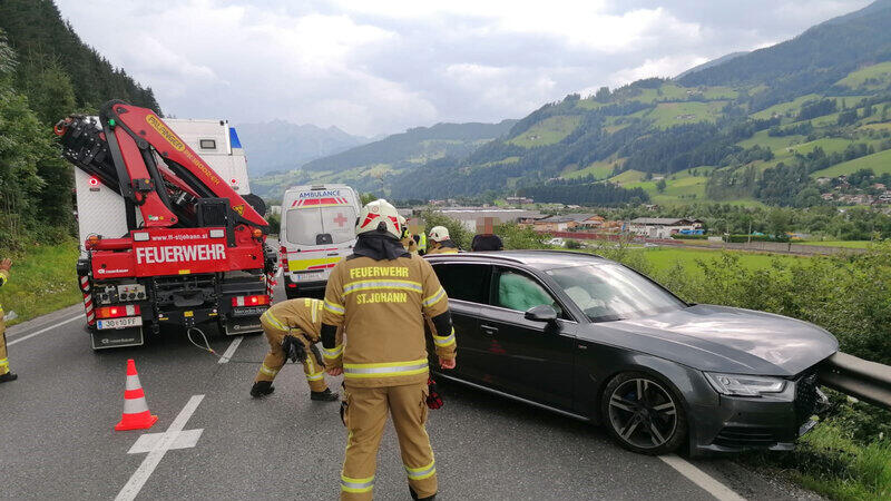 B311: Unfall zwischen Bischofshofen und St. Johann im Pongau.