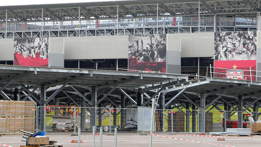 Photovoltaik-Carport-Anlage vor Red-Bull-Arena